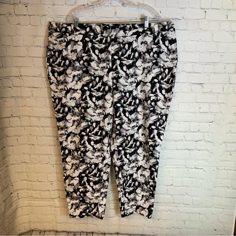 Sejour Black & White Abstract Cropped Pants